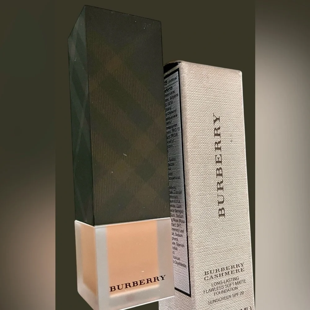 Burberry NIB Foundation SPF20 Almond 43 Cashmere Collection Flawless sof…